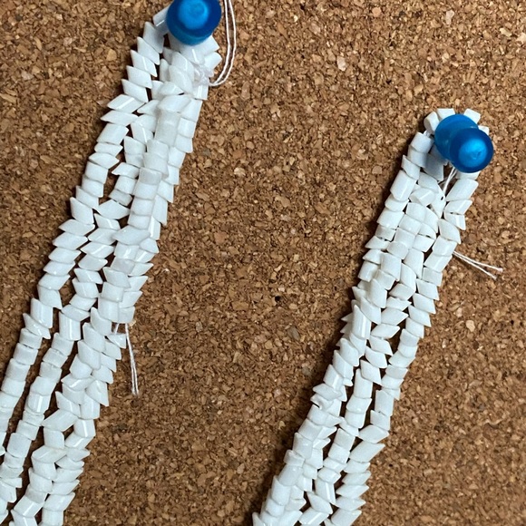 2 layered white necklaces - Picture 2 of 3